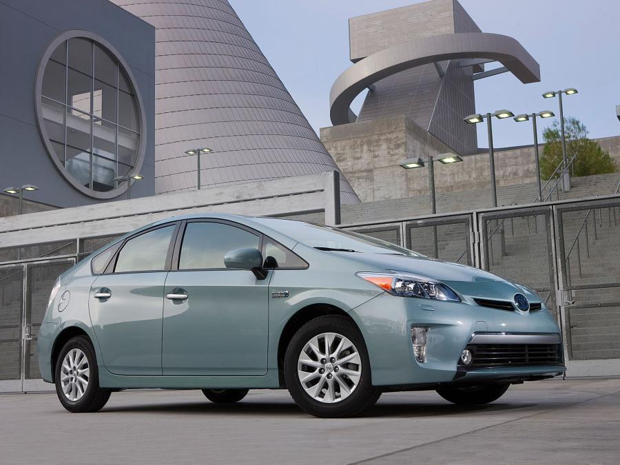  Toyota Prius Plug-In Hybrid 2011 года  (US) (фото 5 из 13)